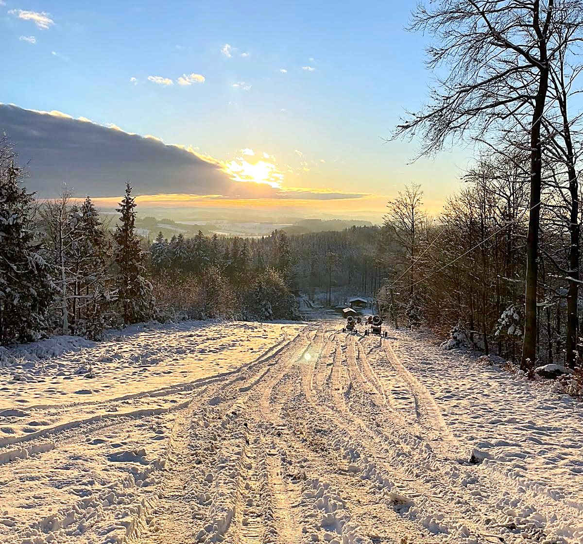 Ranní slunce nad sjezdovkou na Křemešníku